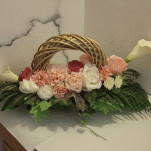 Elegancka Wiązanka na Grób z Wiklinowym Uchwytem