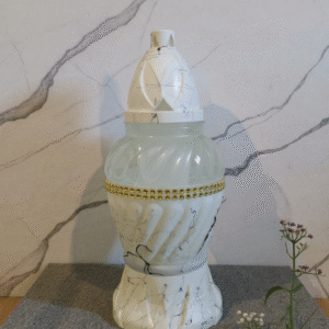 Światło Pamięci: Elegancki Lampion Memorialny w Bieli z Złotymi Blaskami