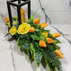 Wiązanka wiosenna z lampionem – Elegancka dekoracja na grób