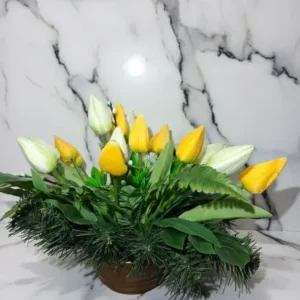 Wiązanka wiosenna z tulipanami – ekskluzywna dekoracja na grób