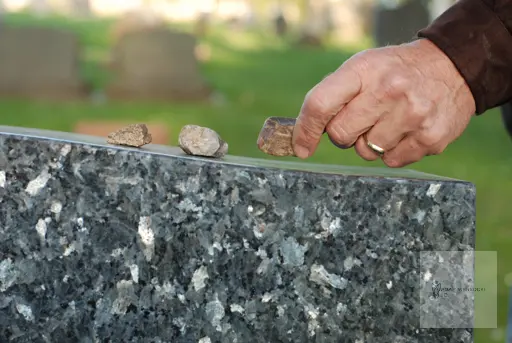 Kamyki pozostawione na grobie
