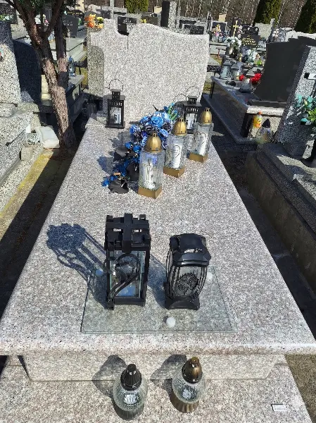 Zadbany pomnik po wykonaniu usługi AW Decor
