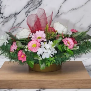 Wiązanka pogrzebowa biało-różowa z czerwoną siatką i różami — 35 cm