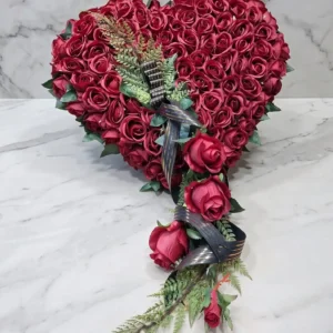 Wiązanka pogrzebowa serce z czerwonych róż — 65 cm